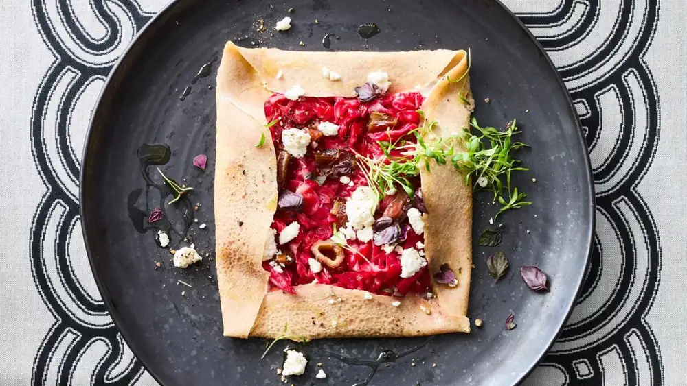 Galette con repollo estofado y queso feta