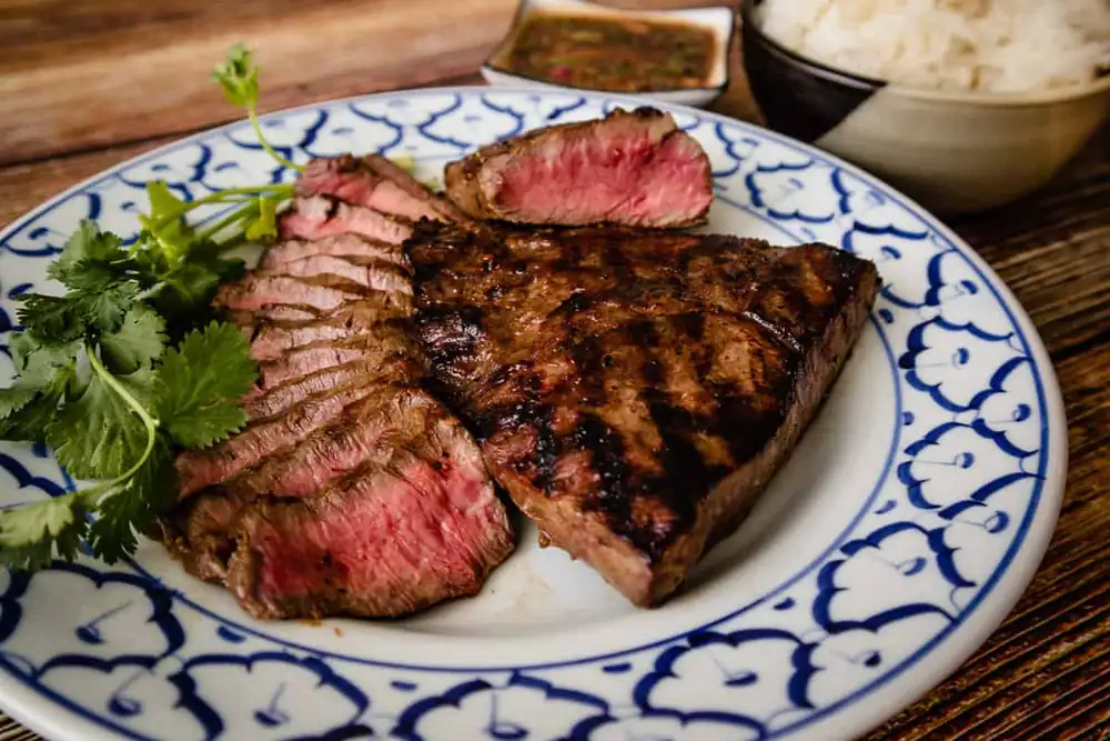 El único adobo para bistec que necesitas (bistec marinado al estilo tailandés)