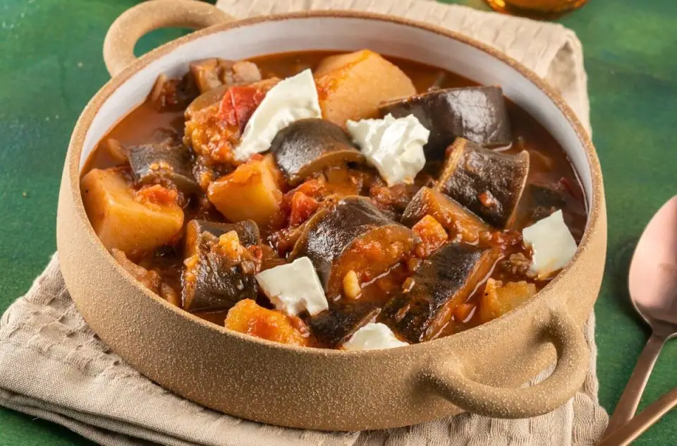 Guiso griego de berenjenas y patatas (Yahni)