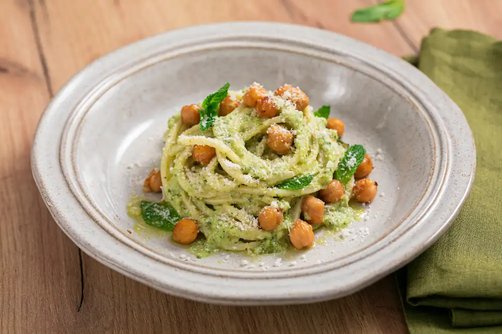 Spaghetti with zucchini, chickpeas and mint