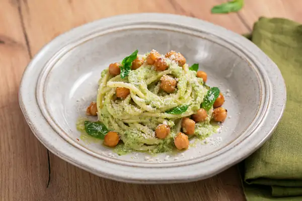 Spaghetti with zucchini, chickpeas and mint
