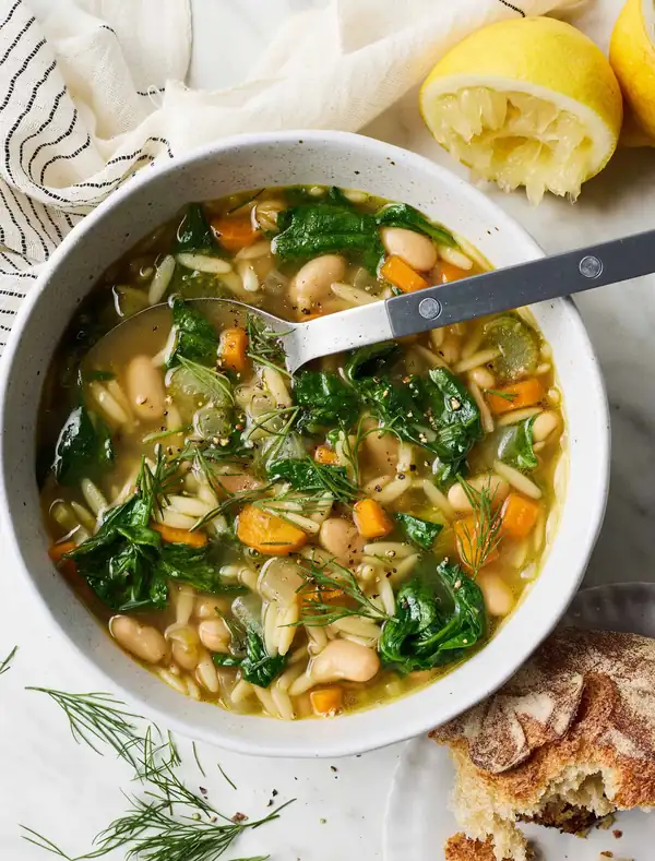 Sopa de orzo con limón