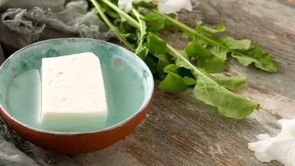 Guarda el líquido sobrante del queso feta para preparar un tofu con mucho sabor