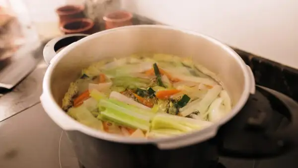 When to add vegetables to the broth: cold water, order, and cooking times