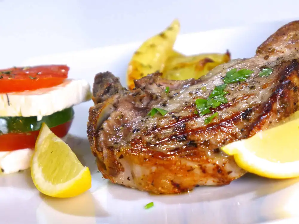 Chuletas de cordero griegas marinadas con patatas asadas (Paidakia)