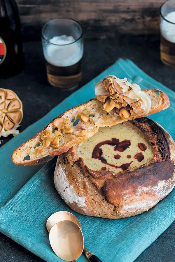 Sopa de cerveza, brócoli y queso Gruyère en panecillos con aceite de chorizo ​​y picatostes con ajo asado