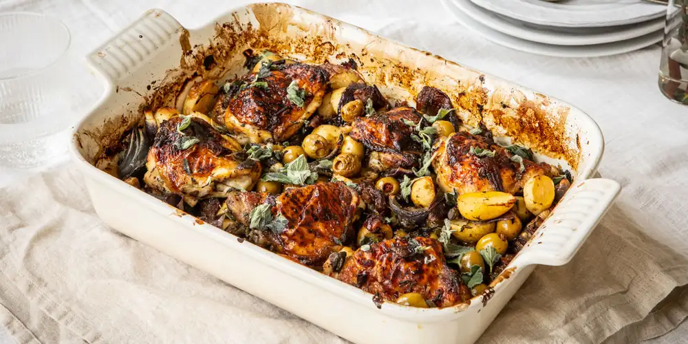 Receta de pollo pegajoso con patatas, dátiles y aceitunas