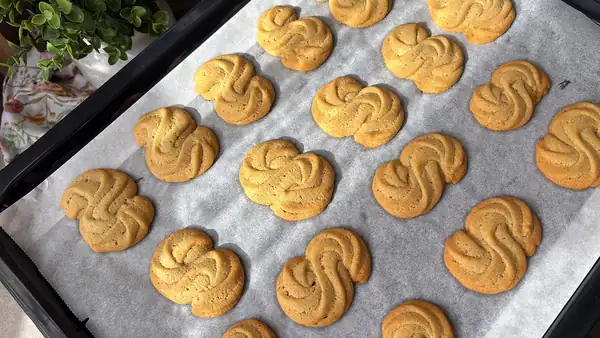 Homemade Esíčka smells lovely with cinnamon. You can make them in just 15 minutes and without cutting them out