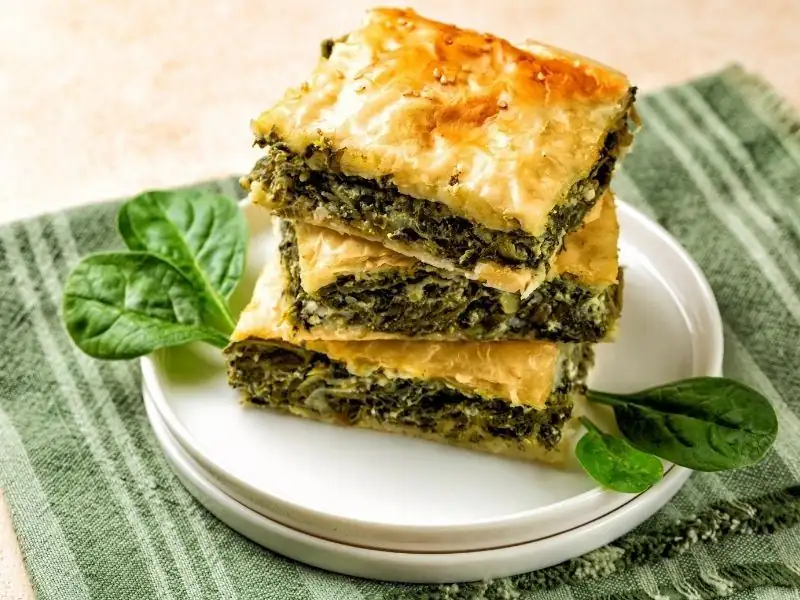 Recetas deliciosas: Receta de pastel de espinacas con masa filo preparada
