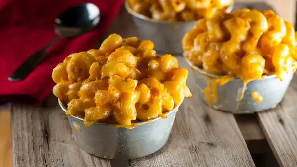 The Unsung Southern Fried Chicken Chain Customers Love For Its Loaded Mac And Cheese Bowls