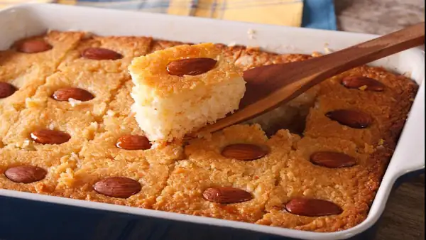 Basbousa con almendras y sémola