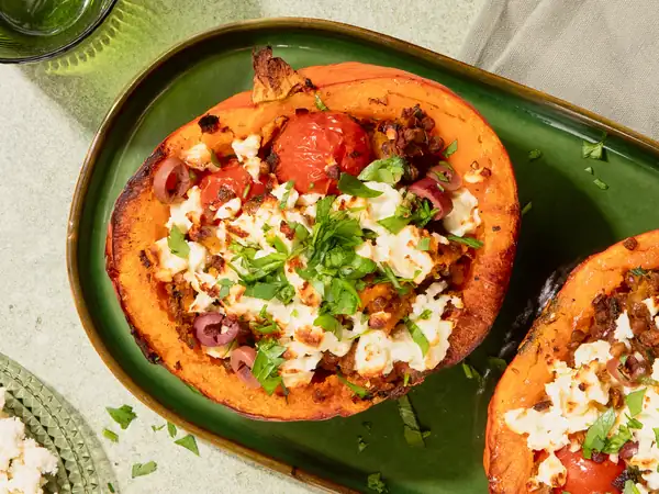 Calabaza de Hokkaido rellena al estilo mediterráneo con lentejas y queso feta