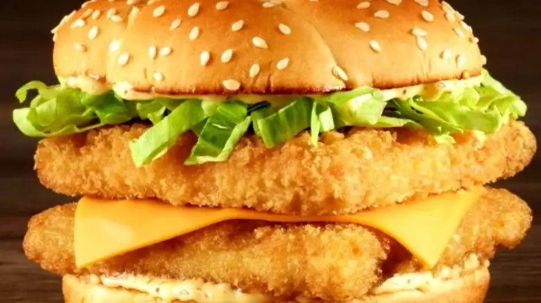 Los clientes dicen que estas dos cadenas de hamburguesas venden un sándwich de pescado de alta calidad y muy abundante