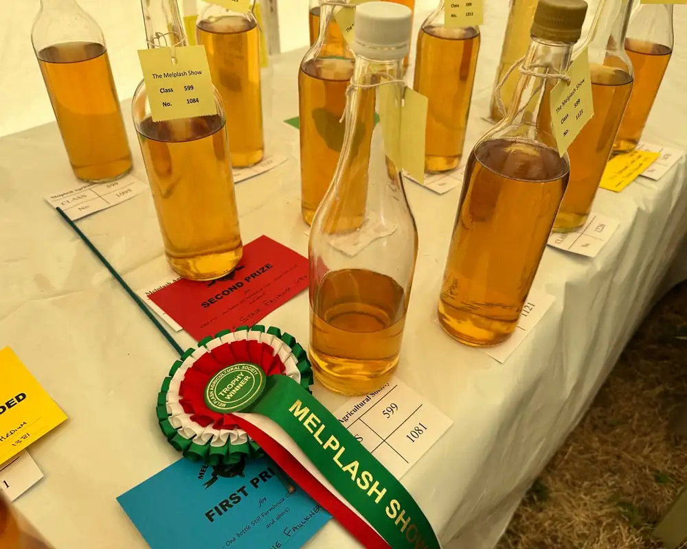 Diario rural: Son las 10 de la mañana en la Feria de Melplash y el concurso de sidra ya está en marcha