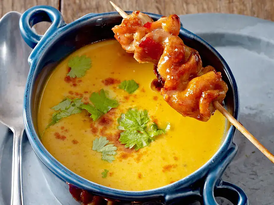 Sopa de calabaza y coco al horno con brochetas de pollo