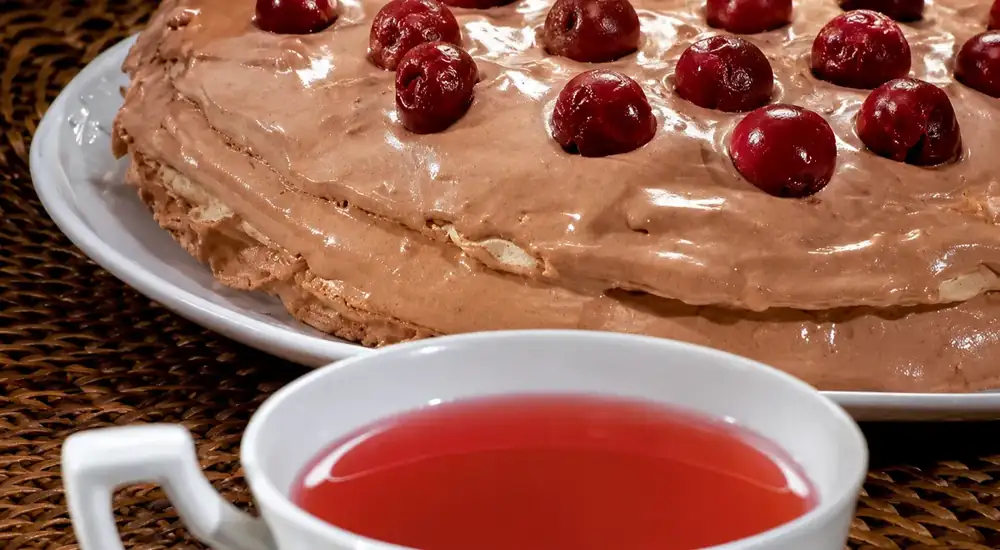 Merengue de chocolate con cerezas