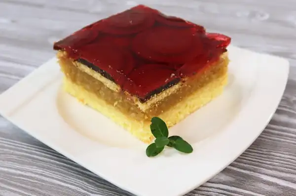 Apple tart with Delicje cookies and jelly