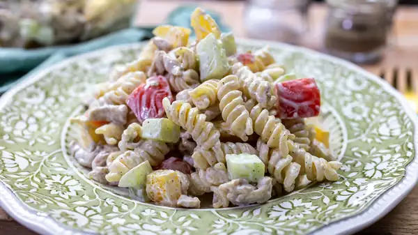 Ensalada de pasta con pollo