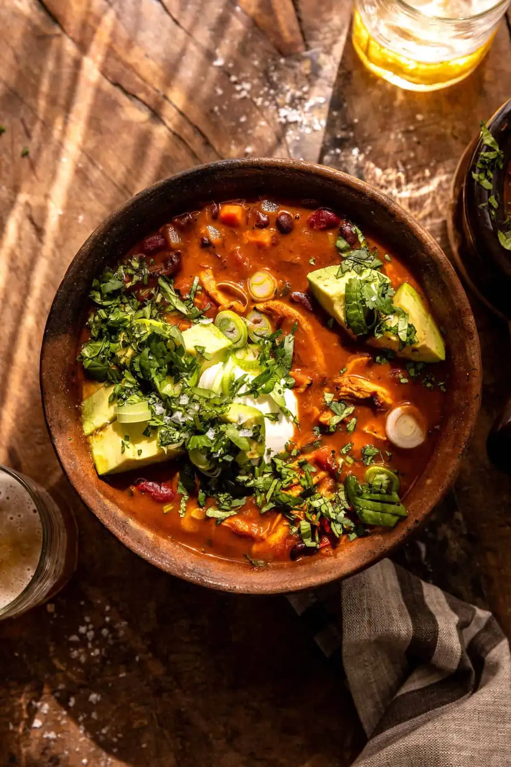 Chili de pollo con queso cheddar saludable