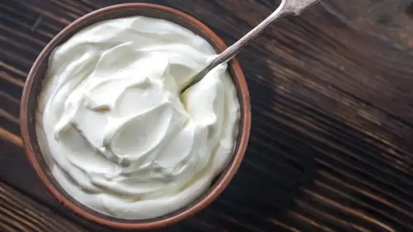 Differences between crème fraîche and cream cheese