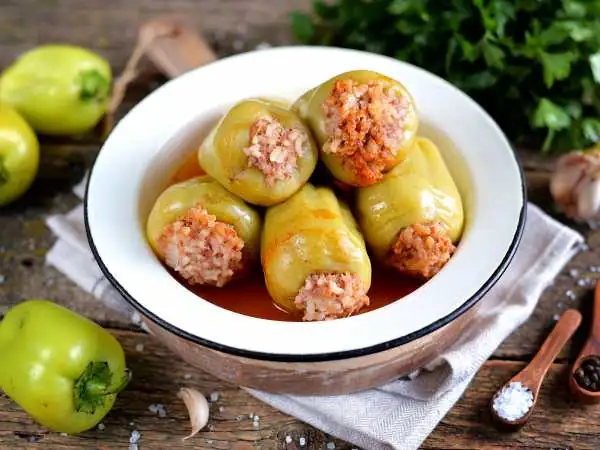 Stuffed peppers with sauce (gravy)
