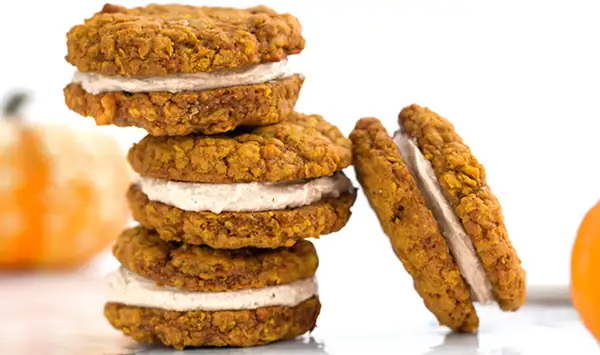 Pasteles veganos de avena con especias de calabaza y crema