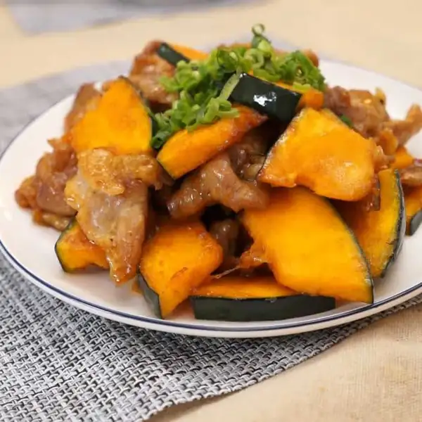 A quick and easy 15-minute main dish! Recipe for pumpkin and pork with a stamina-boosting sauce