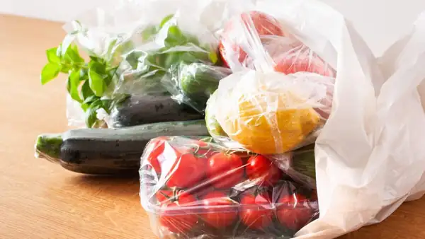 ¿Saca las verduras de las bolsas antes de meterlas en el frigorífico? El error que puede hacer que duren menos