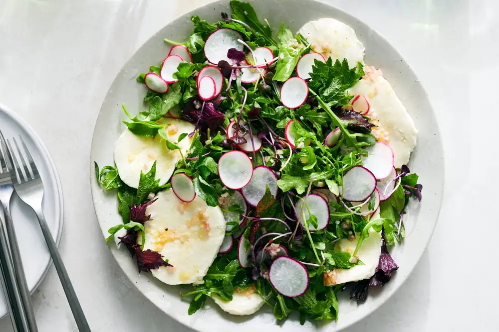 Ensalada de hierbas frescas y mozzarella