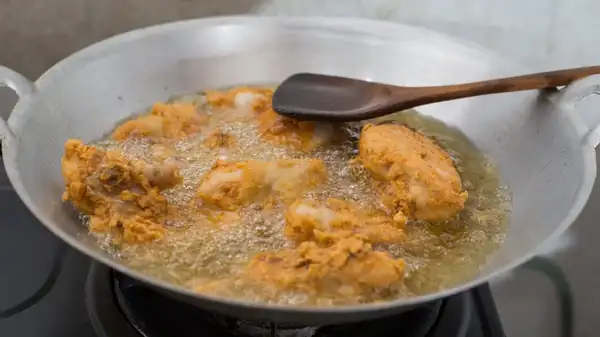 It Pays To Skip The Olive Oil When Frying Chicken