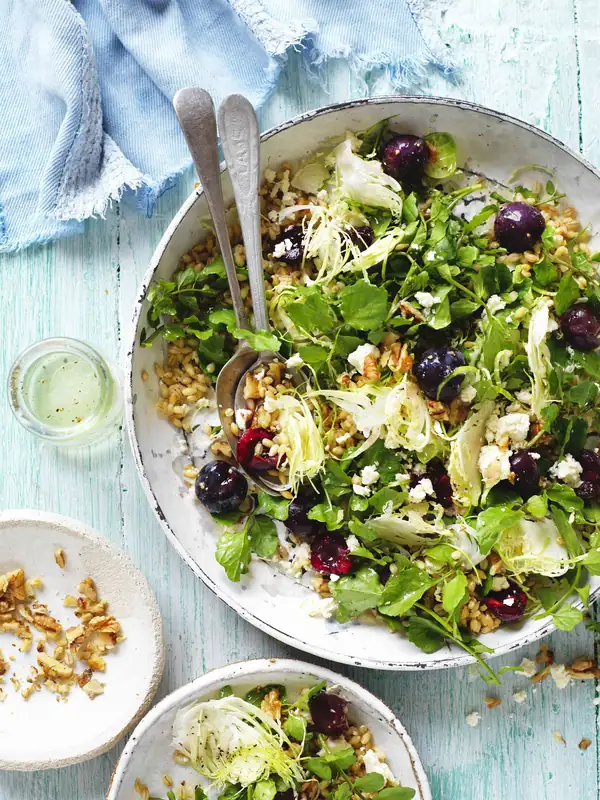 Ensalada de cebada, cereza y queso feta