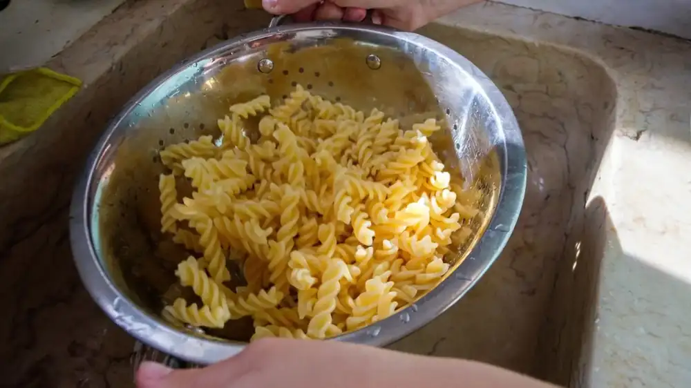 Italian chefs are adamant: “pasta should never be drained; there is a proper way to do it.”