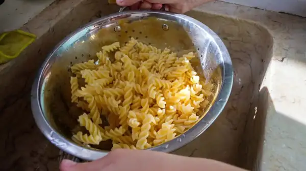 Italian chefs are adamant: “pasta should never be drained; there is a proper way to do it.”
