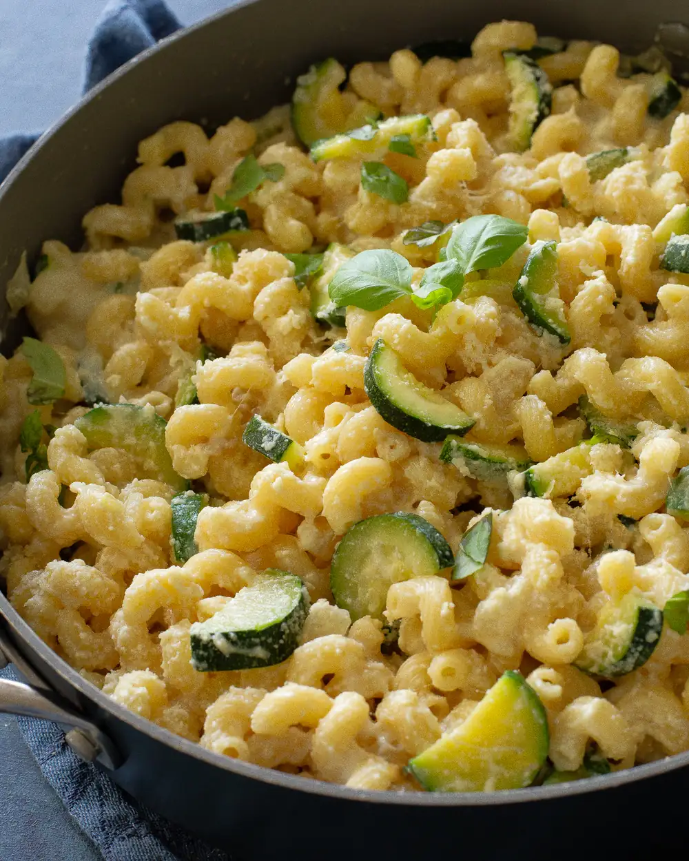 Pasta de calabacín en una sola sartén