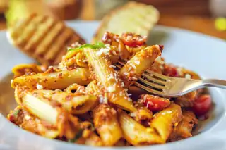 La receta de pasta al horno de Mary Berry, que "encanta a toda la familia", es "fácil de preparar"