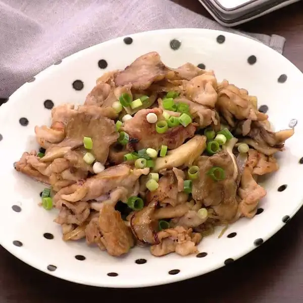 Recipe video and instructions for stir-fried pork and maitake mushrooms with mentsuyu mayonnaise that stays tender even when cold!