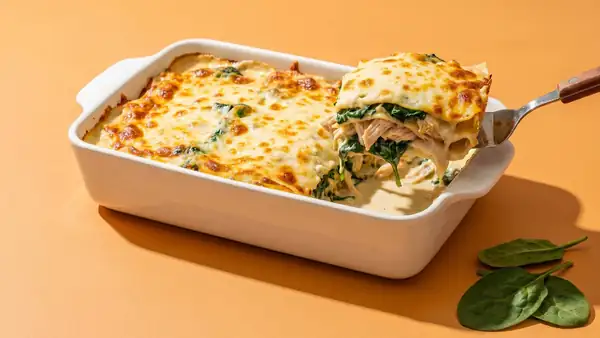 Lasaña cremosa de pollo con salsa Alfredo picante