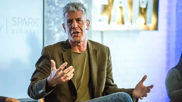 Por qué la “Regla de la abuela” de Anthony Bourdain es genial para probar comida cuando se viaja