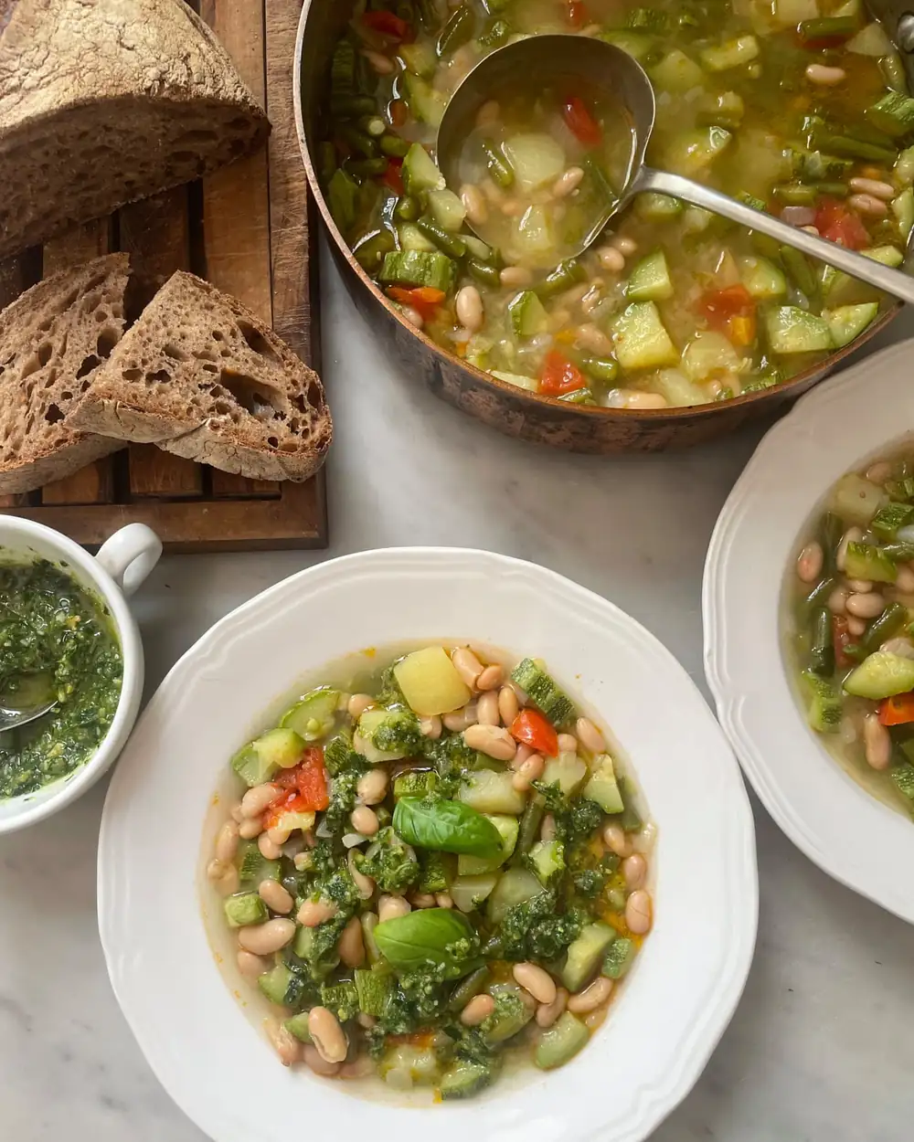 Minestrone veraniego con pesto de Rachel Roddy – receta