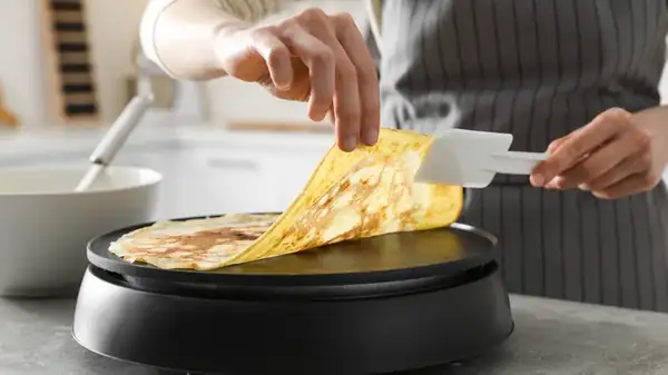 The signs that indicate the crepe is ready to be flipped