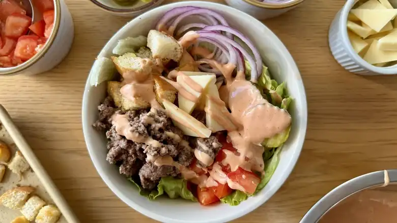 Receta de tazón de hamburguesa con queso de lujo con salsa especial