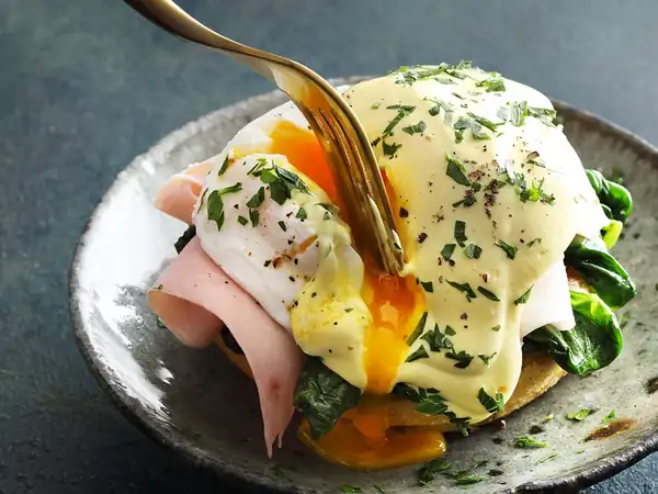 Eggs Benedict mit Spinat