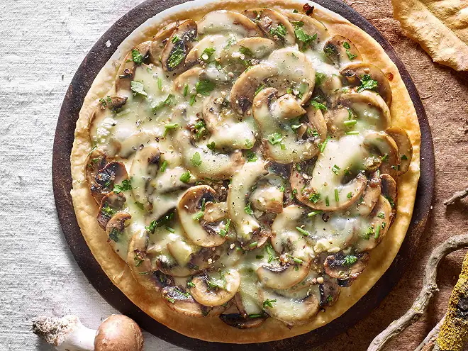 Thin tart with mushrooms and Comté cheese