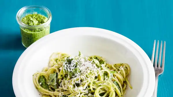 Podríamos comer esto todos los días: pasta con pesto de espinacas saludable y fácil de preparar