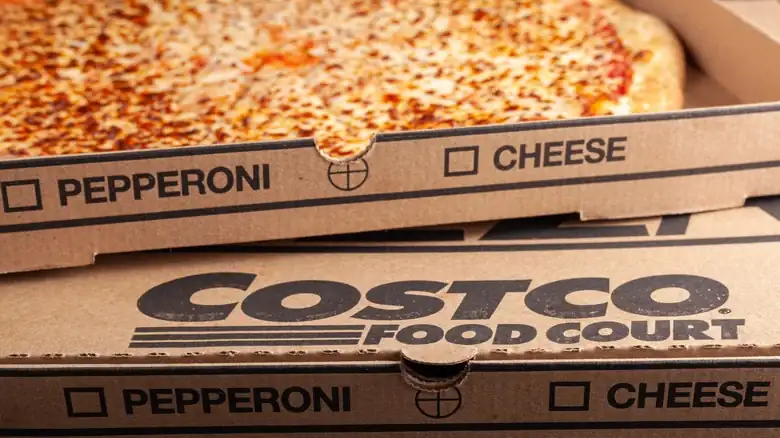 Cómo disfrutar de la pizza del patio de comidas de Costco en la comodidad de tu propia casa