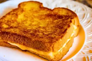 Los sándwiches de queso a la plancha quedan más crujientes si sustituyes la mantequilla por un ingrediente mejor
