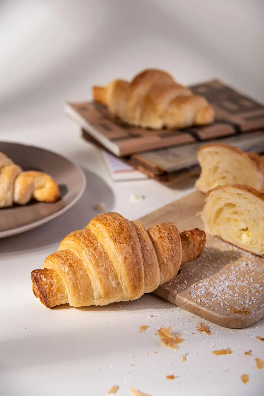 Sándwiches de croissant para el desayuno con sirope de arce y mostaza Dijon