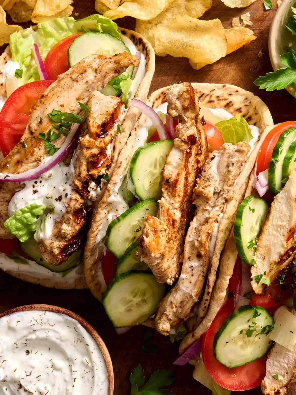 Envuélvelo, sírvelo en un bol, rellénalo en pan de pita: este pollo se presta para todo