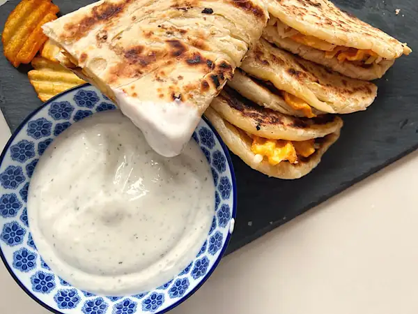 Paratha con patatas fritas picantes, queso y pollo