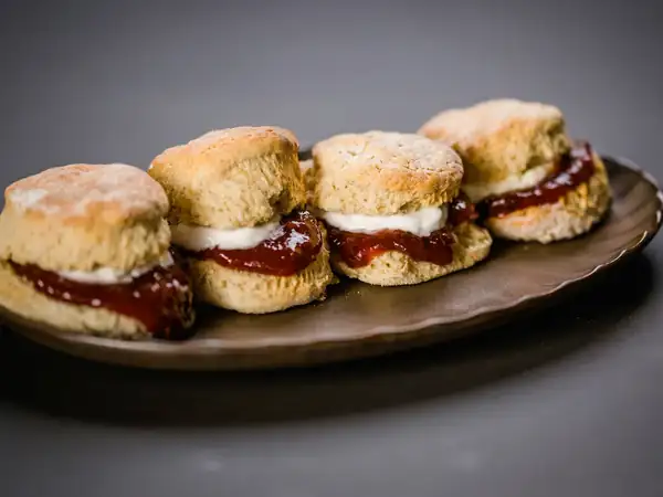 Scones clásicos con crema espesa y mermelada de ciruela